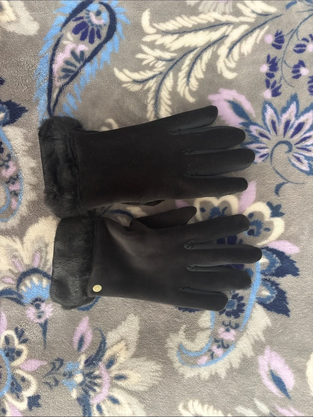 Women’s black gloves